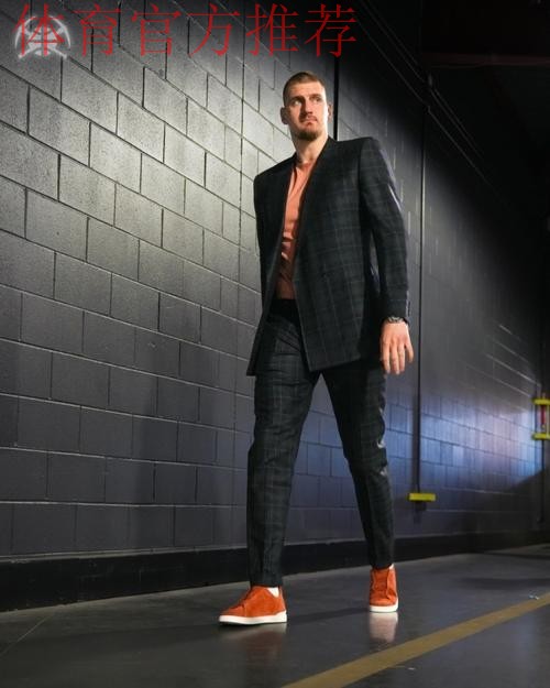 西装暴徒!掘金官媒晒约基奇入场穿搭照:迎接约基奇时刻